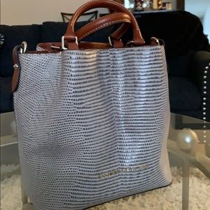 Dooney & Bourke medium Barlow bag!!
